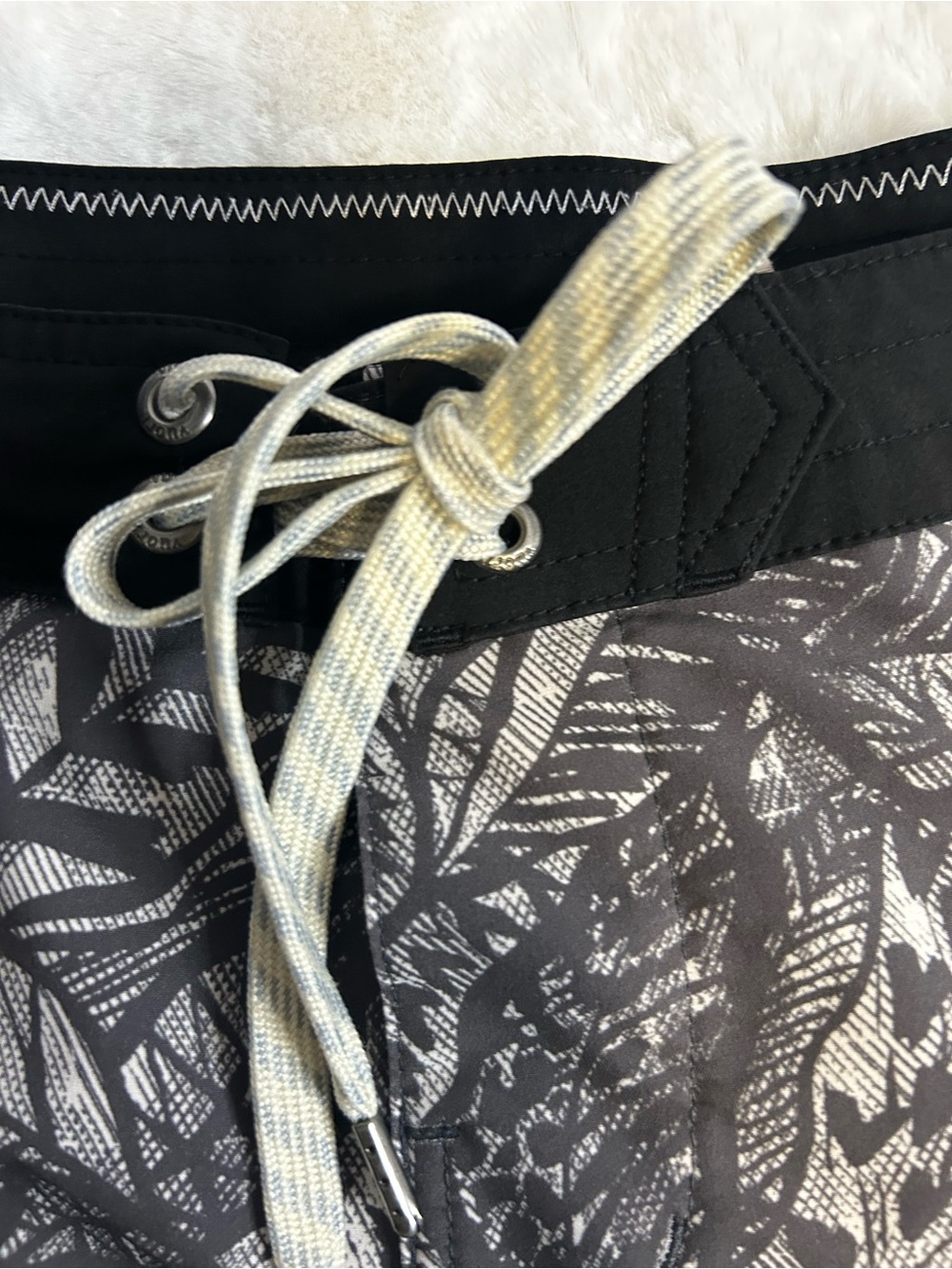Vuori Women’s Medium Black Gray Tropical Leaf Print Athletic Shorts - Picture 5 of 15